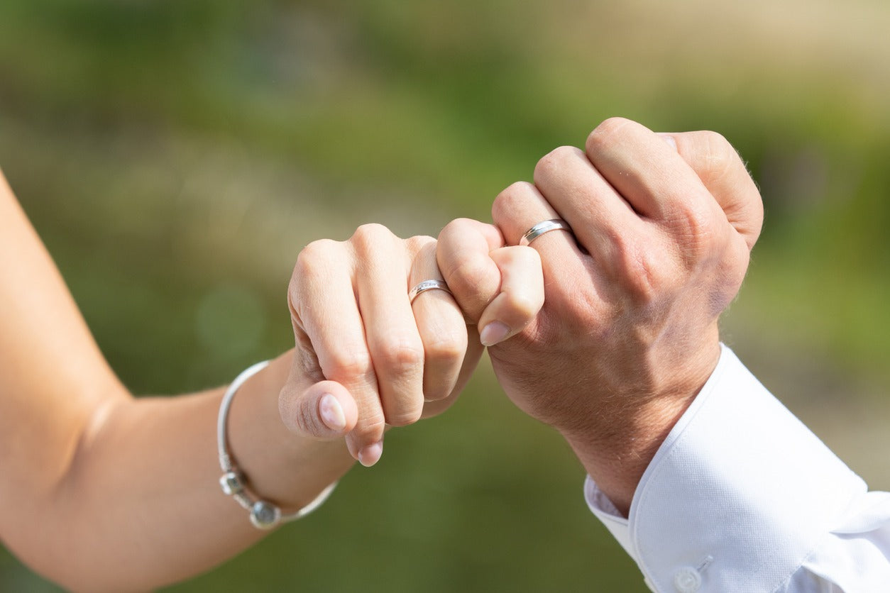 What Finger Does a Promise Ring Go On?