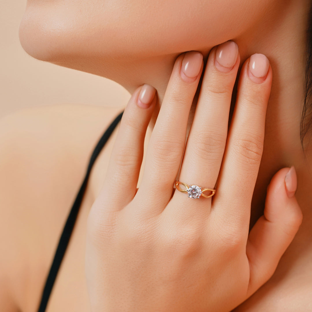 18K Gold Round Cut Diamond Solitaire Engagement Ring